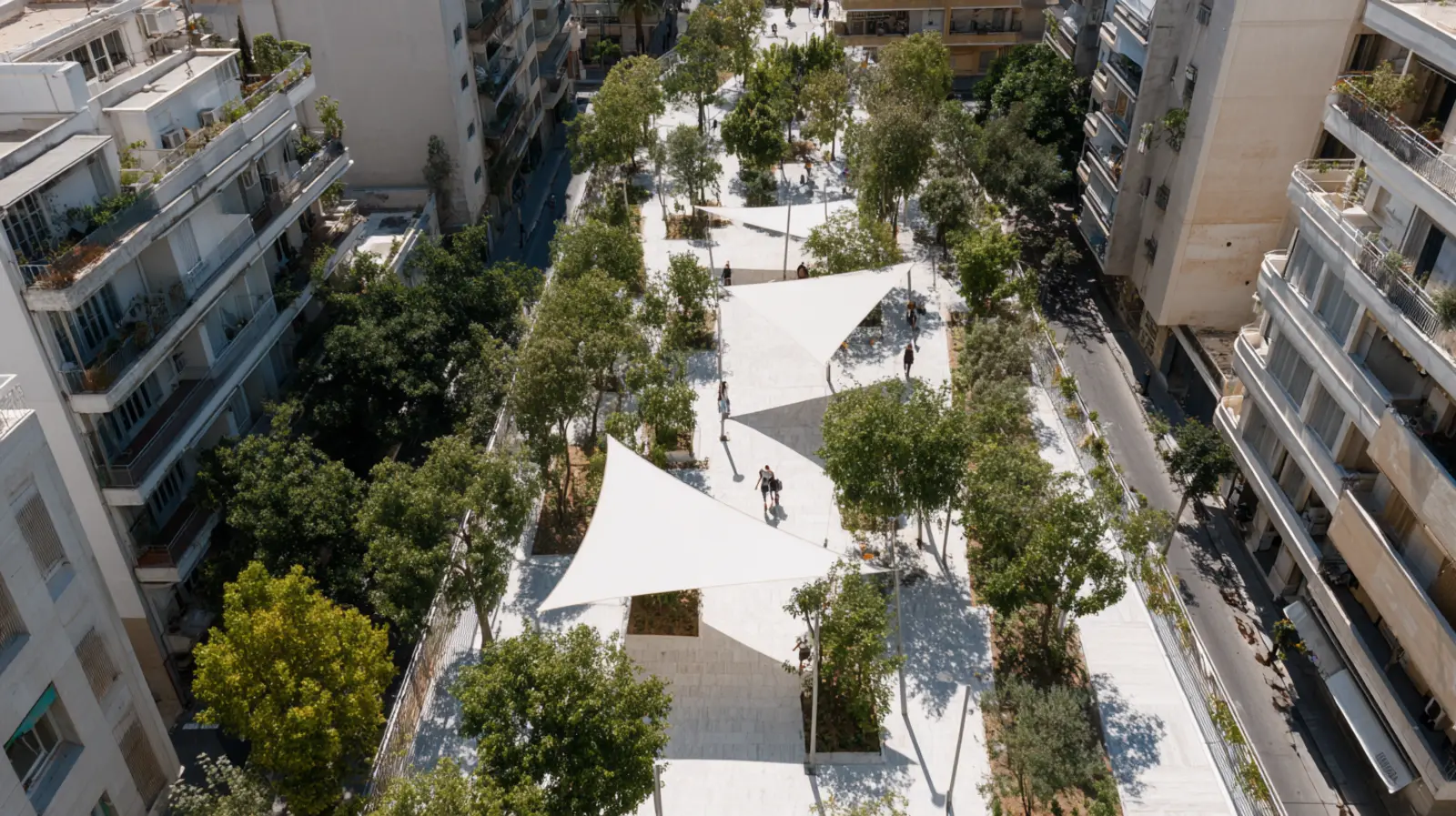 Veduta dall’alto di un isolato mediterraneo d’estate: tetti dipinti di bianco riflettente, terrazzi piantumati, filari di alberi che ombreggiano i cortili e la strada.